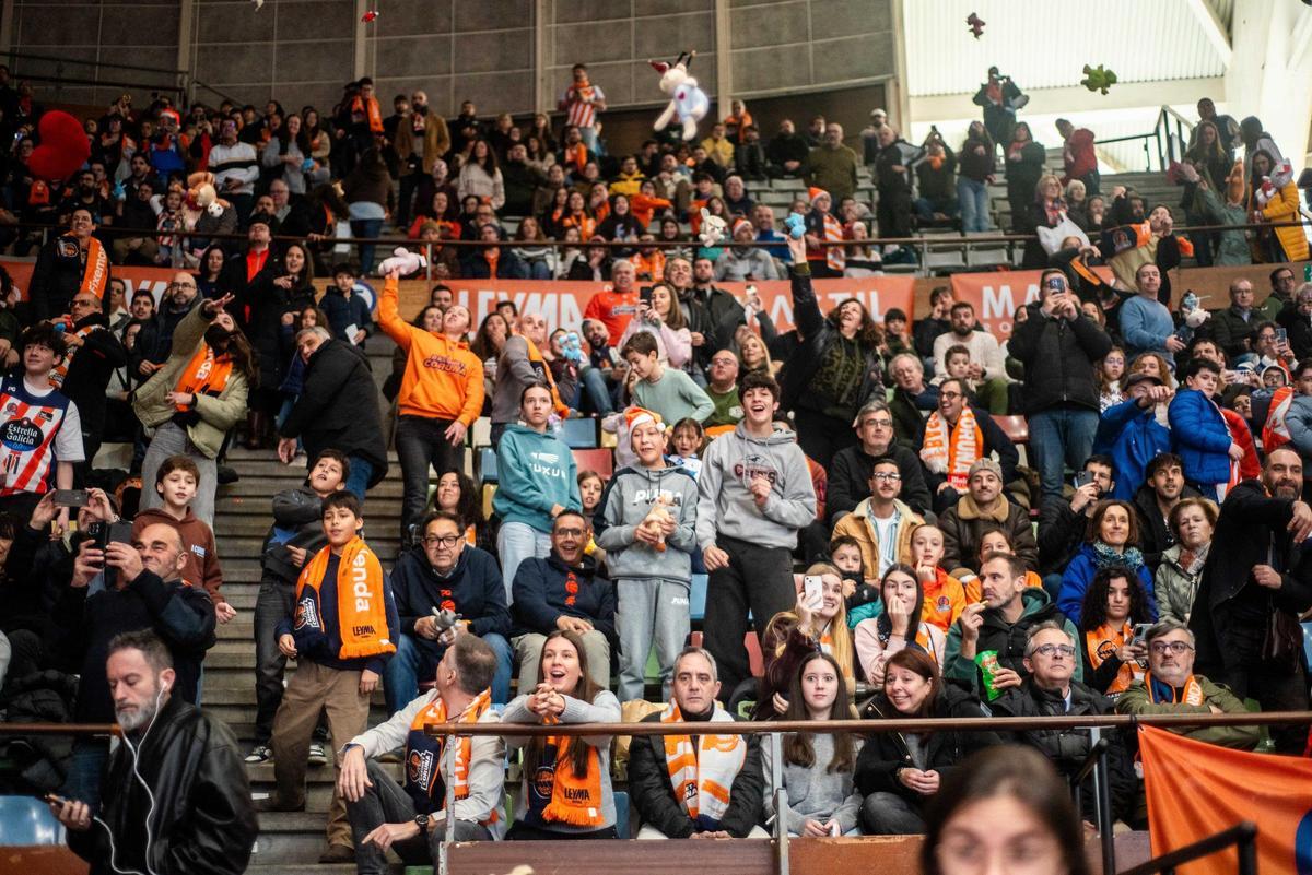 Lluvia benéfica de peluches en el partido del Leyma Coruña contra el Cantabria