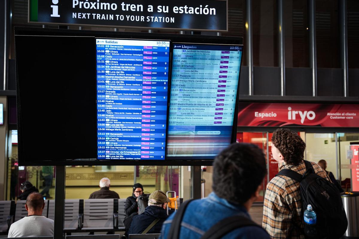 Viajeros en la Estación de Sevilla-Santa Justa durante el plan alternativo de transporte por la suspensión de la línea Madrid-Andalucía. A 23 de enero de 2025, en Sevilla (Andalucía, España). Renfe ha asegurado que se han ajustado "levemente" los horarios del Plan Alternativo de Transporte (PAT) entre Madrid y Andalucía, que se mantiene con "el mismo número de servicios y las mismas opciones desde cada una de las provincias". Según ha informado Renfe a Europa Press, el plan alternativo "está transcurriendo con total normalidad" en cuanto a "puntualidad y transbordo de viajeros en el tramo que es por carretera". Dicho plan "va a estar vigente hasta que la línea esté cortada", es decir, "si se ampliaran los trabajos, el plan alternativo seguirá para garantizar la movilidad", ha indicado. "Ahora mismo trabajan con fecha prevista el 1 de febrero". 23 ENERO 2026 María José López / Europa Press 23/01/2026. María José López