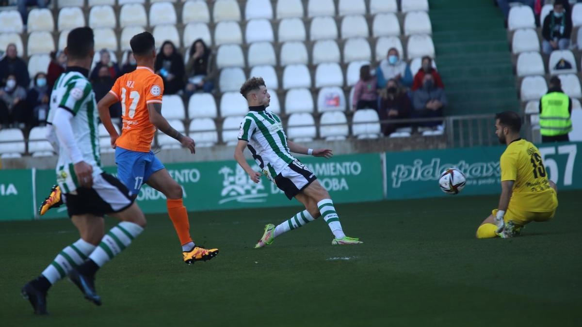 El extremo del Córdoba CF, Simo Bouzaidi, pica la pelota para marcar su primer gol en El Arcángel.