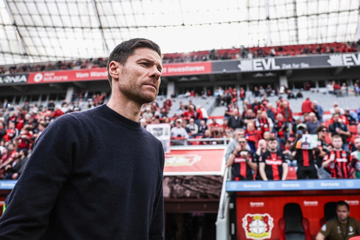 Xabi Alonso, entrenador del Bayer Leverkusen, al inicio del partido entre el Bayer Leverkusen y el Werder Bremen en el que pueden proclamarse campeones de la Bundesliga por primera vez en su historia. Xabi Alonso, entrenador del Bayer Leverkusen, al inicio del partido entre el Bayer Leverkusen y el Werder Bremen en el que pueden proclamarse campeones de la Bundesliga por primera vez en su historia.
