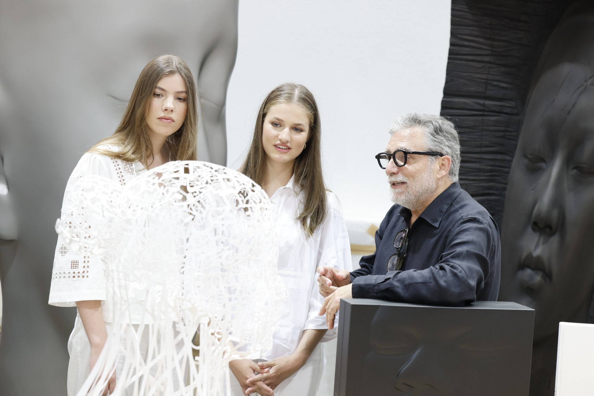 Leonor y Sofía durante su visita al estudio de Jaume Plensa