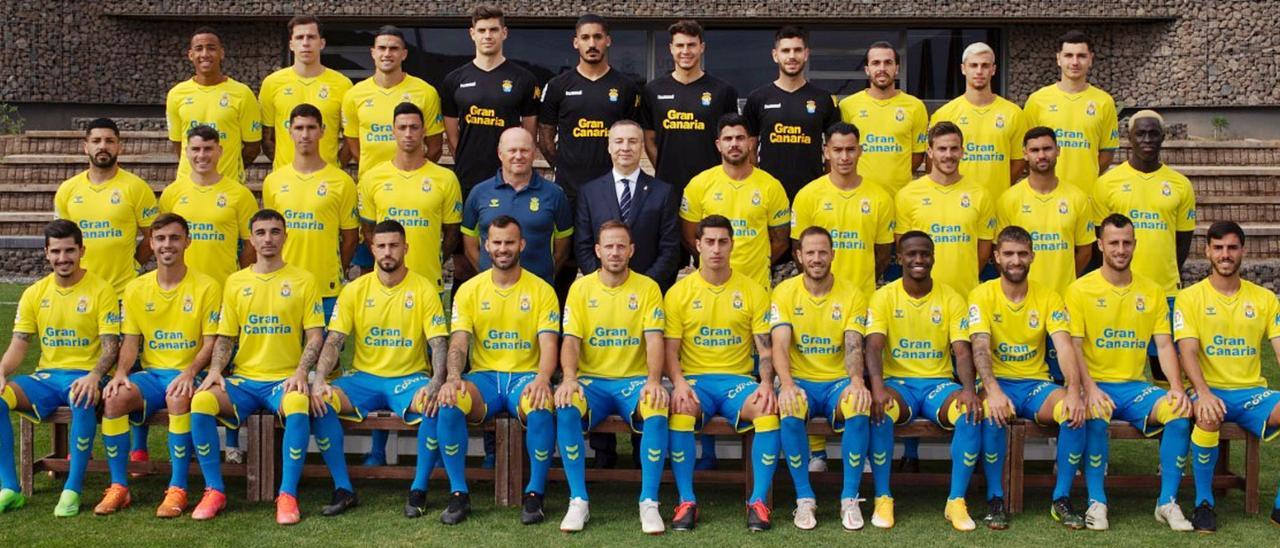 Debajo de estas líneas, la foto de la plantilla de la UD Las Palmas 2020-21 y el cuerpo técnico, encabezado por José Mel Pérez y Ángel López, junto al presidente Miguel Ángel Ramírez Alonso, y que que fue tomada el pasado marzo en la ciudad deportiva de Barranco Seco.  | | LP/DLP