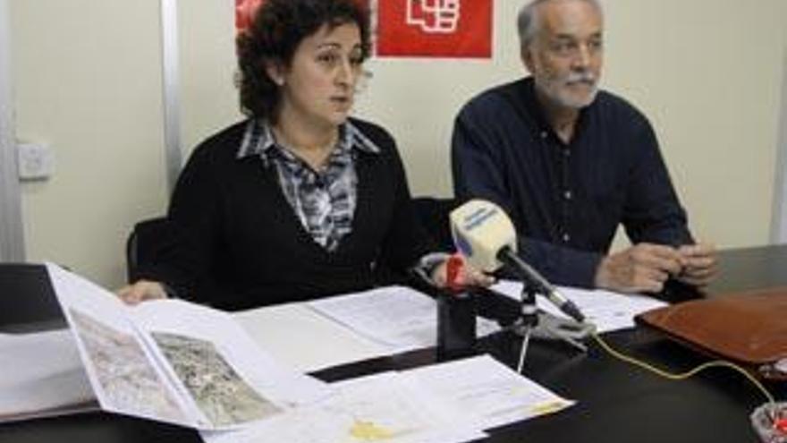 La portavoz del PSOE, Caridad Rives, ayer en rueda de prensa con el edil Francisco Díez Torrecillas