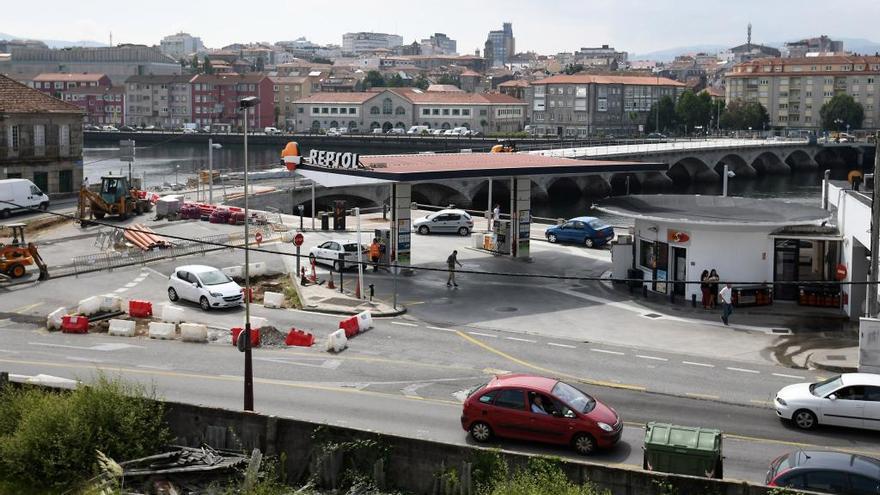 Gasolinera de O Burgo con el puente al fondo. // G. Santos