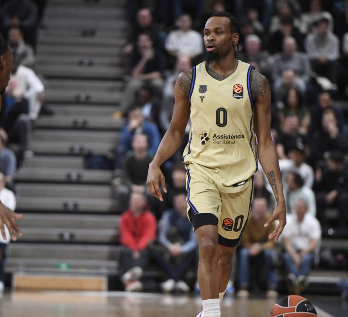 Kevin Punter bota el balón en el partido de ayer ante el Asvel. | EUROPA PERESS