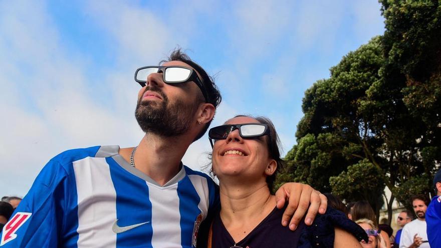 Los coruñeses disfrutan del eclipse en el paseo marítimo y las playas.