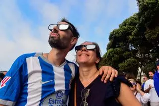 Los coruñeses disfrutan del eclipse en el paseo marítimo y las playas.