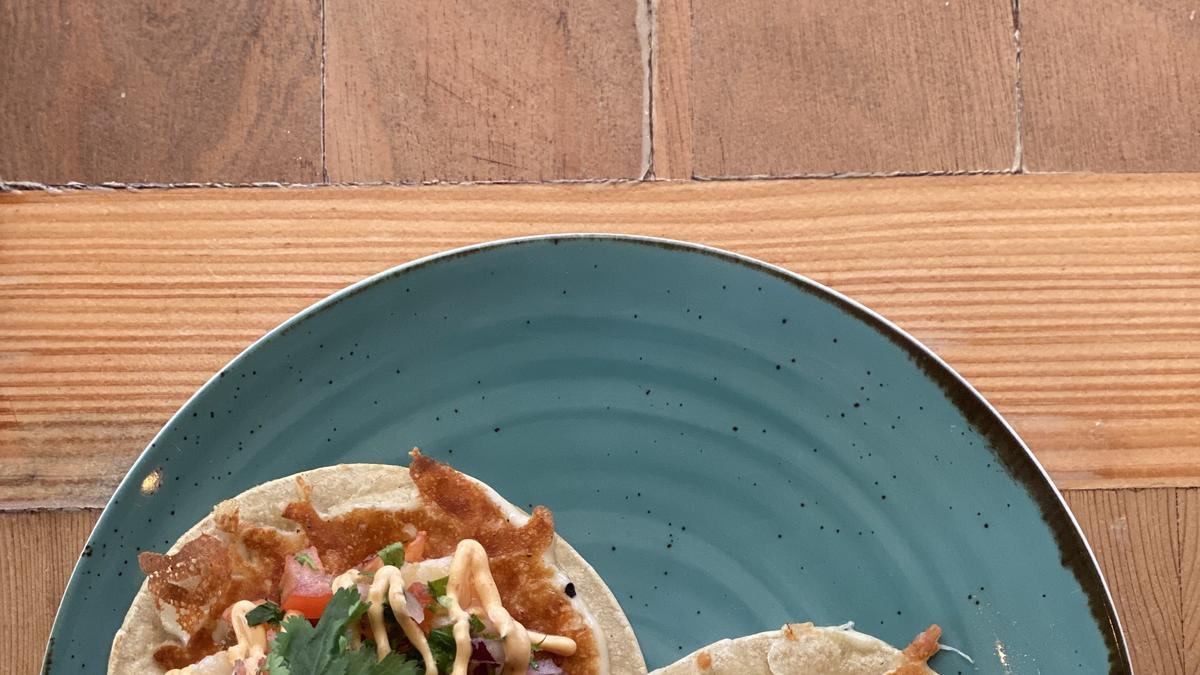 Tacos, aguachiles y otros platos típicos mexicanos en un restaurante de Ibiza