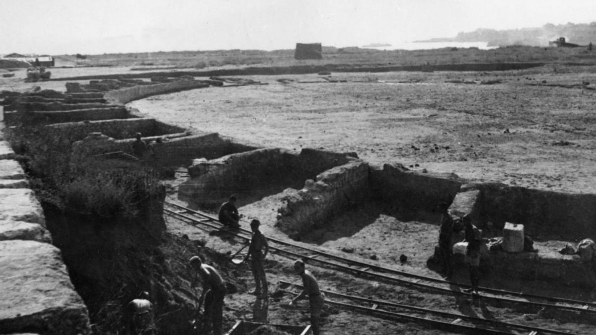 Imatges dels batallons de soldats represaliats que van fer treballs forçats a les excavacions arqueològiques d’Empúries.  | DDG