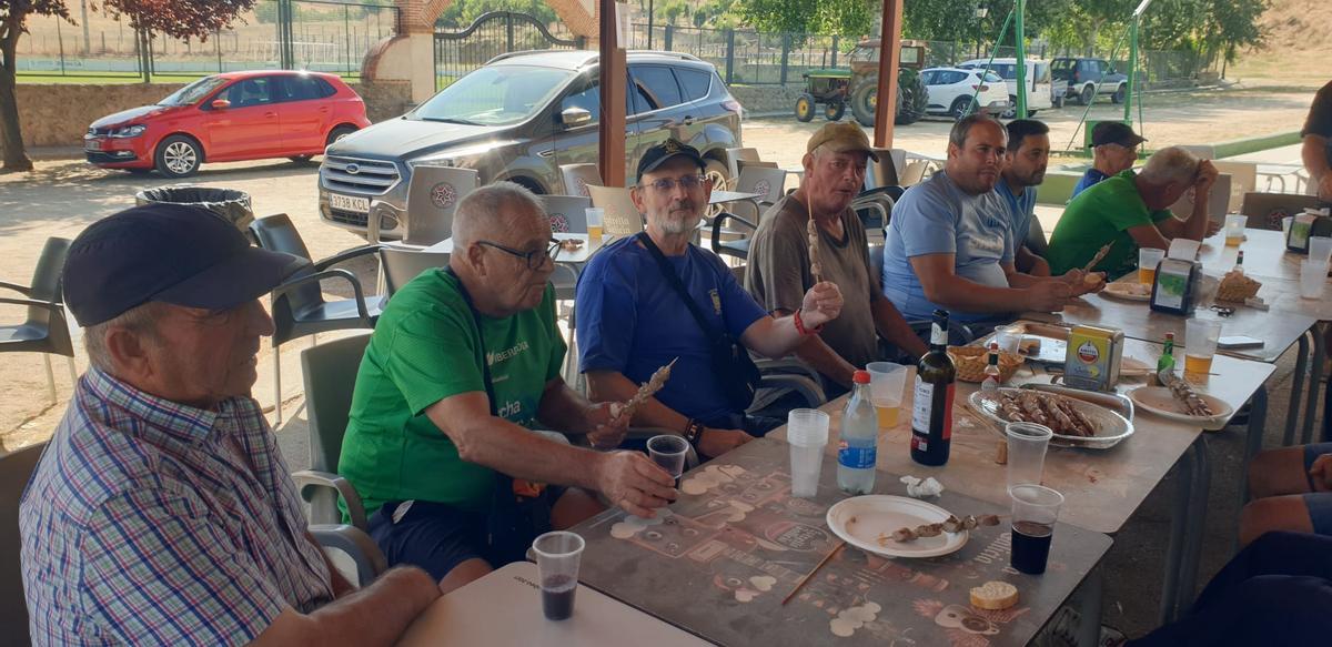 Vecinos disfrutand del pincho tras el montaje
