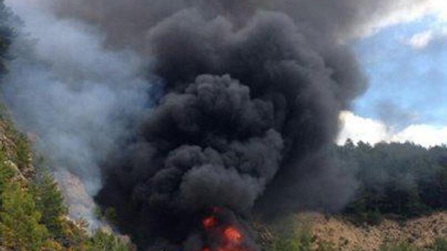 Imatge de l&#039;incendi, ahir al migdia, que va causar una gran fumera