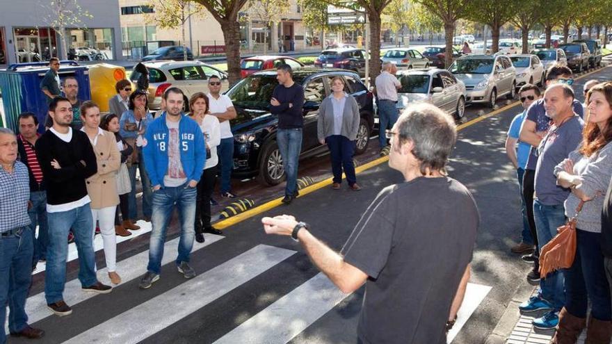 Los vecinos, durante la protesta en la calle.