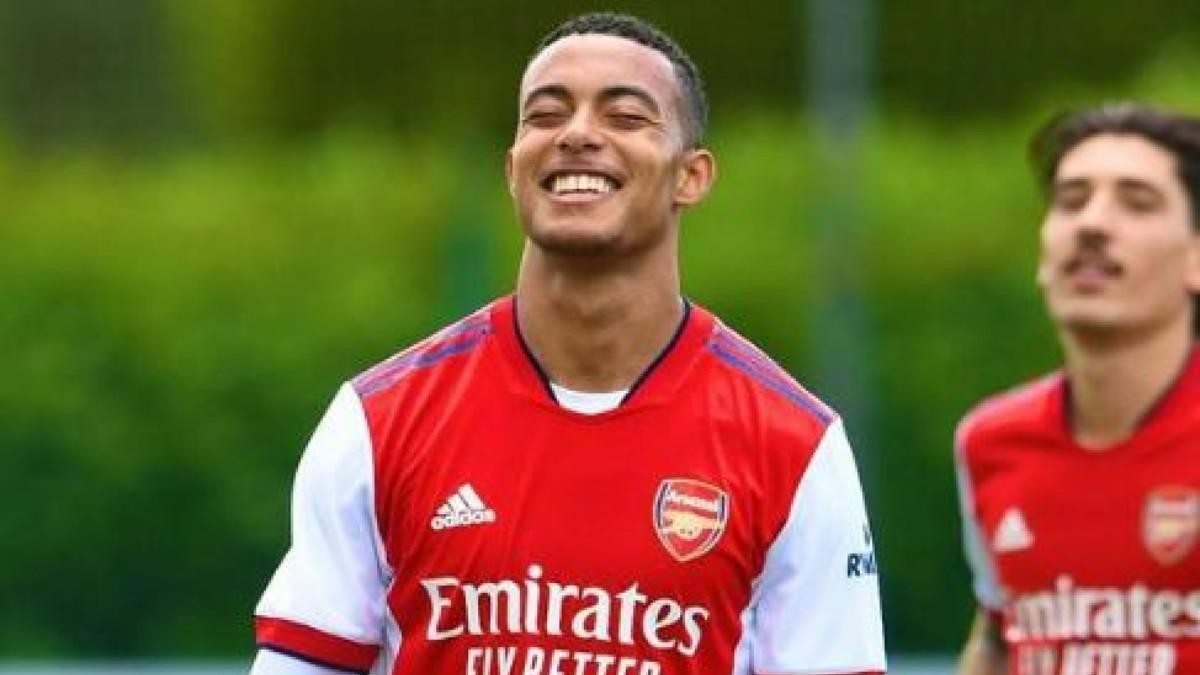 Miguel Azeez celebra un gol durante su etapa en el Arsenal