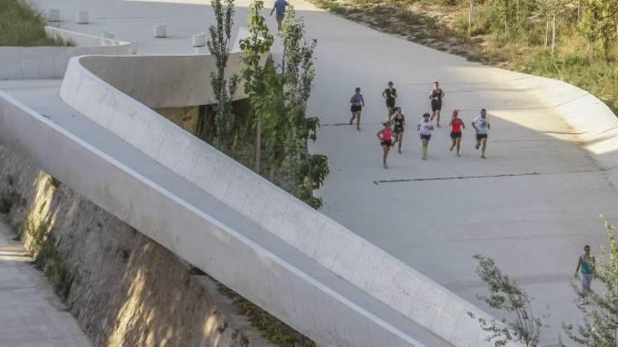 Un grupo de personas realizando actividades deportivas bajo &#039;El Valle trenzado sobre el río&#039;