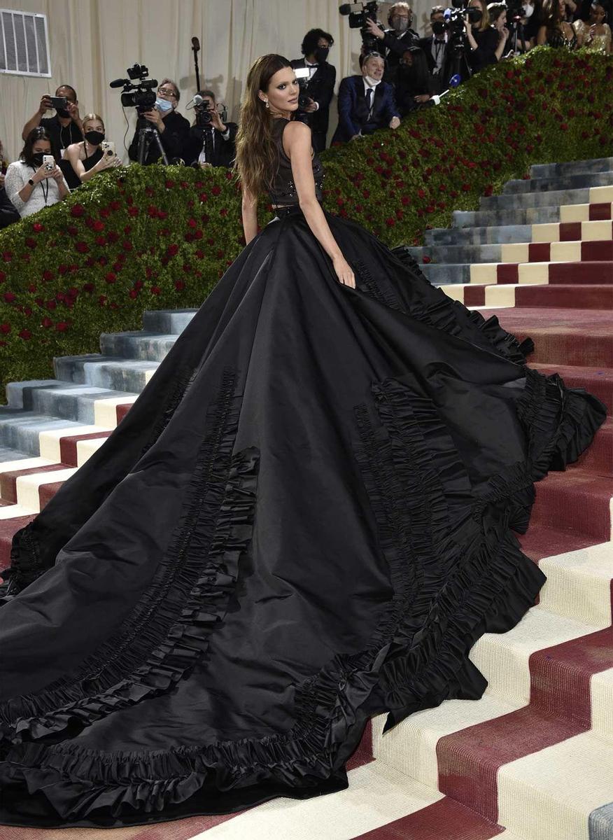Kendall Jenner, impresionante con una falda espectacular