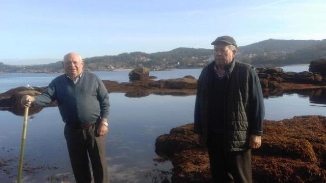 "A Polbeira" coa marea abaixo, ao fondo entre Juan Portas Gutiérrez e Rosendo Gutiérrez Otero. // A.C.