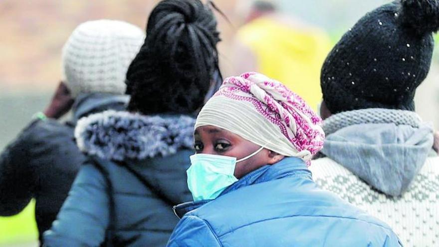 Jóvenes africanas acogidas en el albergue de la Cruz Roja de Irún caminan este martes por las calles de la localidad fronteriza con Francia.