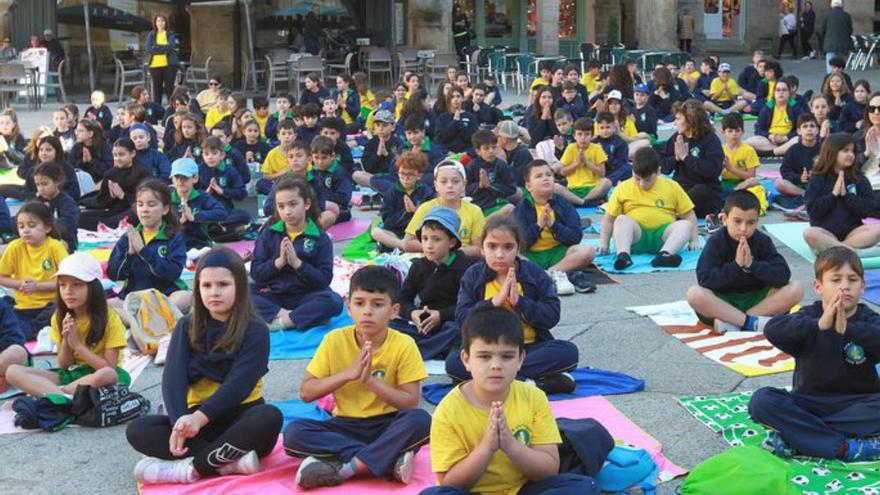 Alumnos del colegio Luis Vives practicaron yoga en la Praza Maior.