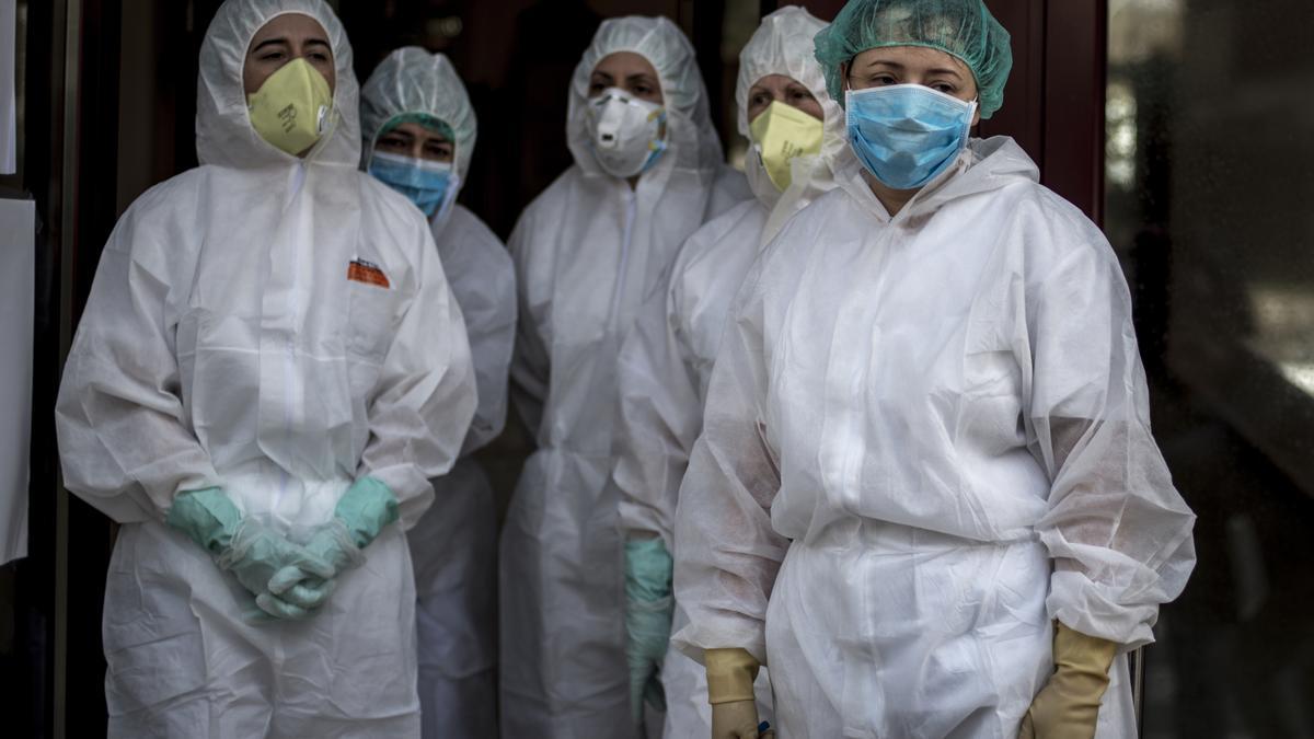 Trabajadoras de la residencia San Carlos durante los primeros días del brote.