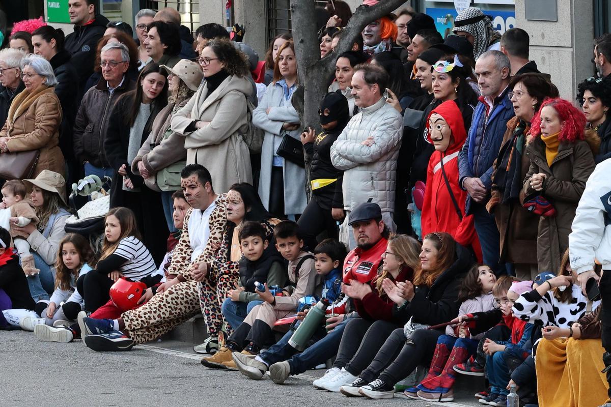 Vigo festeja su Entroido: el desfile de comparsas llena las calles