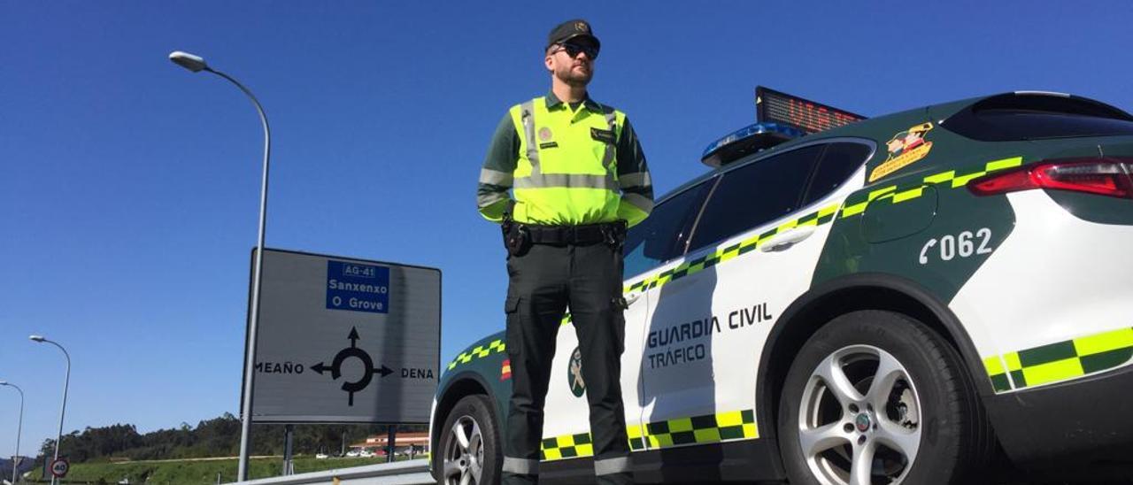 Un agente de la Guardia Civil de Tráfico vigila una carretera en la provincia
