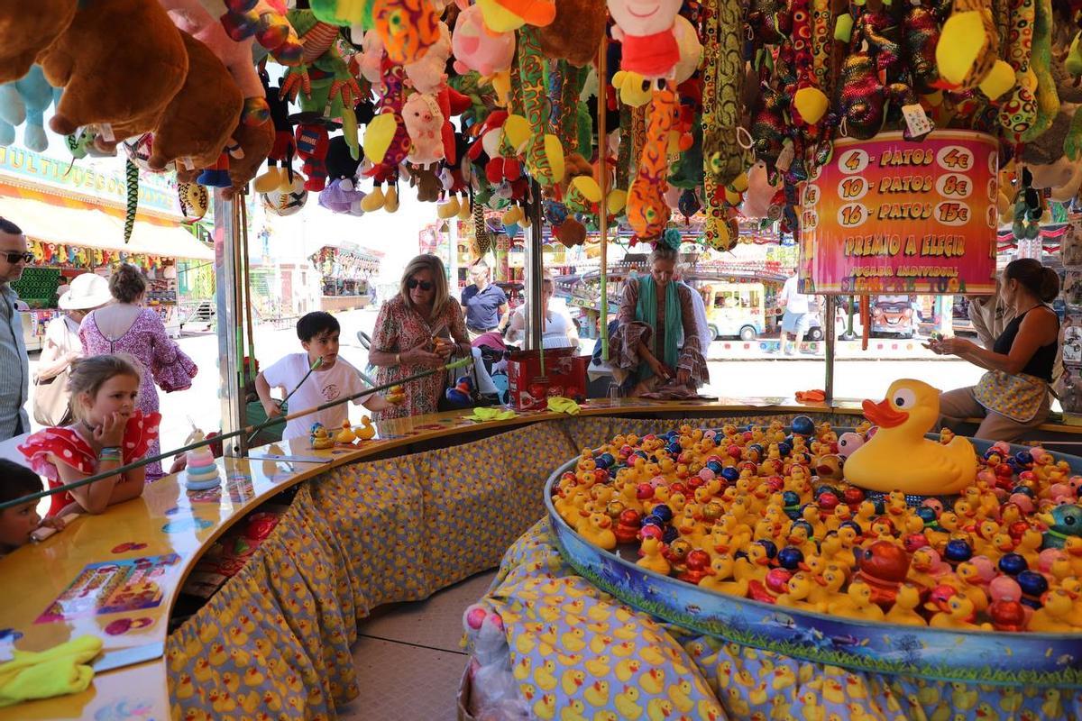 Uno de los numerosos puestos de pesca de patos de la Feria de Córdoba.