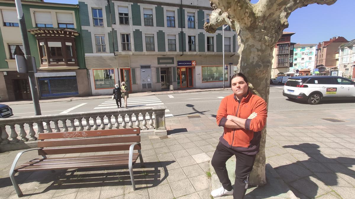 Pablo Muñiz, en la plaza de La Pasera, con la oficina del SEPEPA de Mieres a su espalda. | A. Velasco