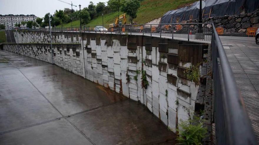 El vial del fondo sur del Carlos Tartiere en el que se ha detectado el hundimiento, apenas visible desde la calle pero que los técnicos municipales han localizado en un estudio del campo.