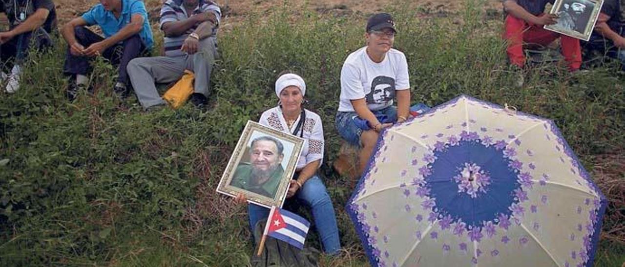 Un grupo de cubanos espera el paso de la caravana con los restos de Fidel Castro en Colón.