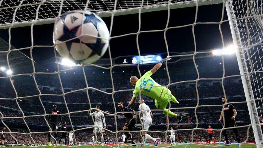 El balón entra en la portería tras el cabezazo de Benzema que supuso el primer gol del Real Madrid. // Efe