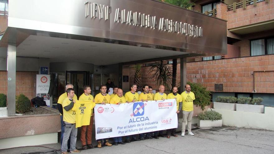 El comité de empresa de Avilés, ante el hotel donde se celebran las reuniones sobre el ERE, en una imagen de archivo.