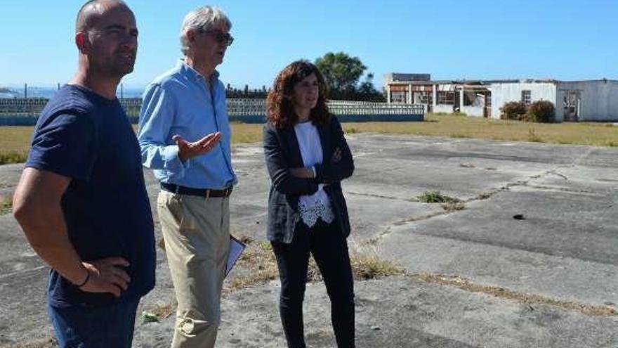 Rodríguez y Correa, en el terreno con el arquitecto Luis Miguel Zozaya.