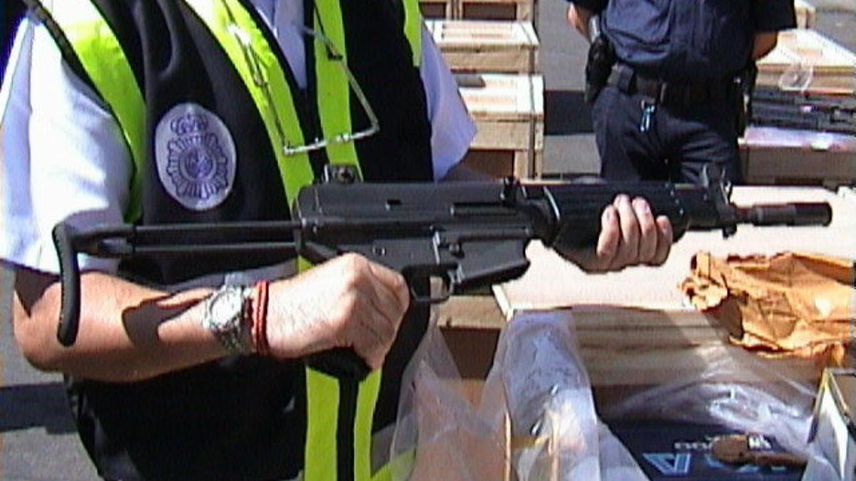 Un policía sostiene un subfusil ametrallador incautado, en una imagen de archivo.
