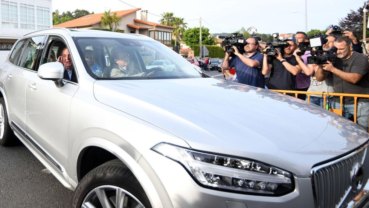 Don Juan Carlos y sus acompañantes, a su llegada a Sanxenxo.