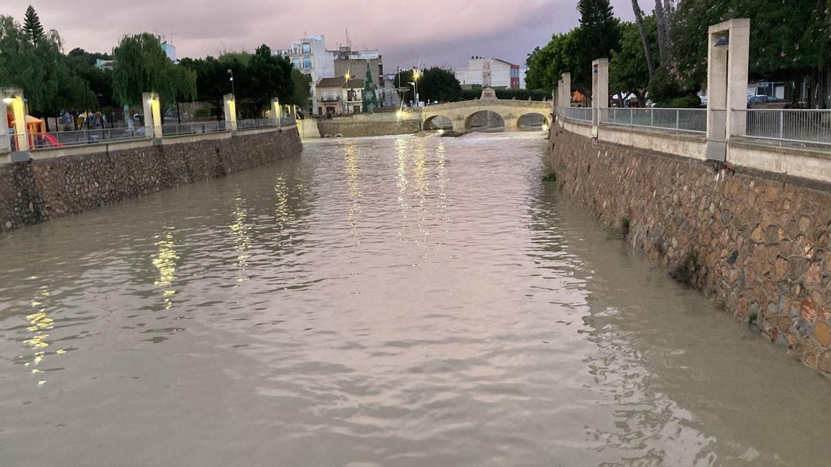 Cauce urbano del río Segura a su paso por Rojales a primera hora de este lunes (29/ 12 / 2025