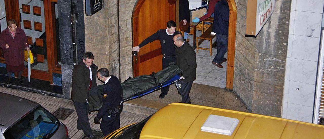 Sobre estas líneas, los investigadores sacan el cadáver de Juan Carlos Roces de la cervecería Carvi, en la calle Ezcurdia, el 4 de marzo de 2010. A la izquierda, el hostelero asesinado. Junto a estas líneas, el acusado, José Antonio L. Ll., durante el juicio.  | J. P.