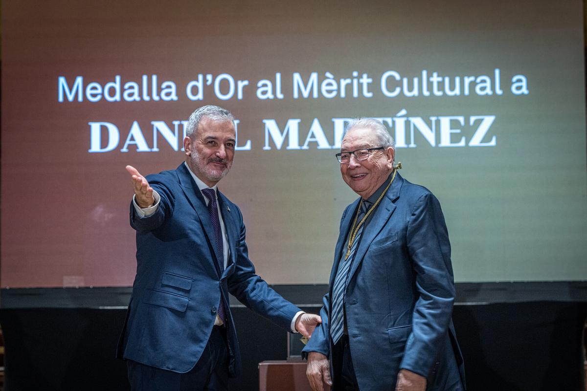 El alcalde de Barcelona, Jaume Collboni, y Daniel Martínez de Obregón, fundador de FOCUS, en la entrega de la Medalla de Oro al Mérito Cultural.