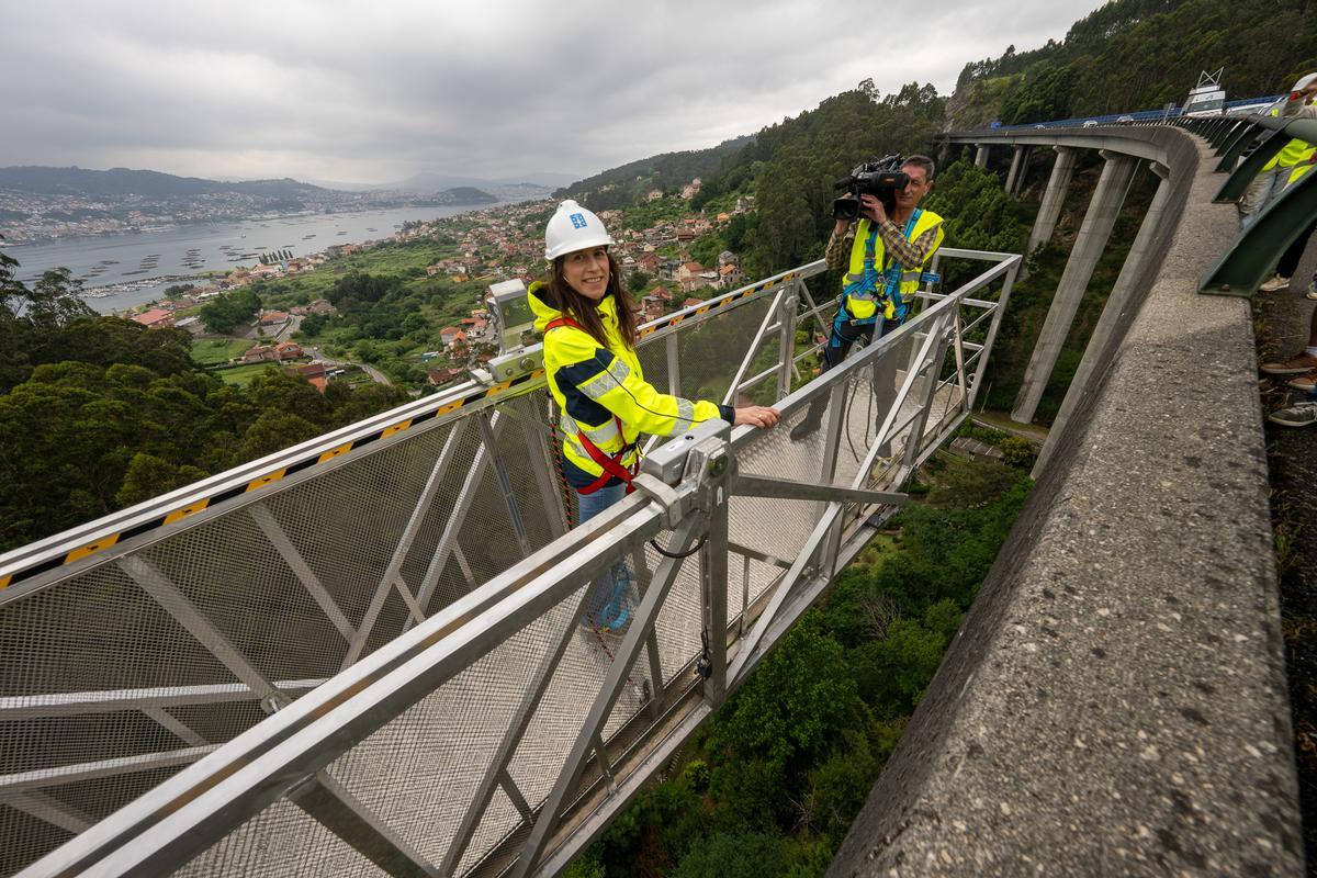 La conselleira, en la grúa con la que bajó hasta los apoyos del viaducto de A Moura.