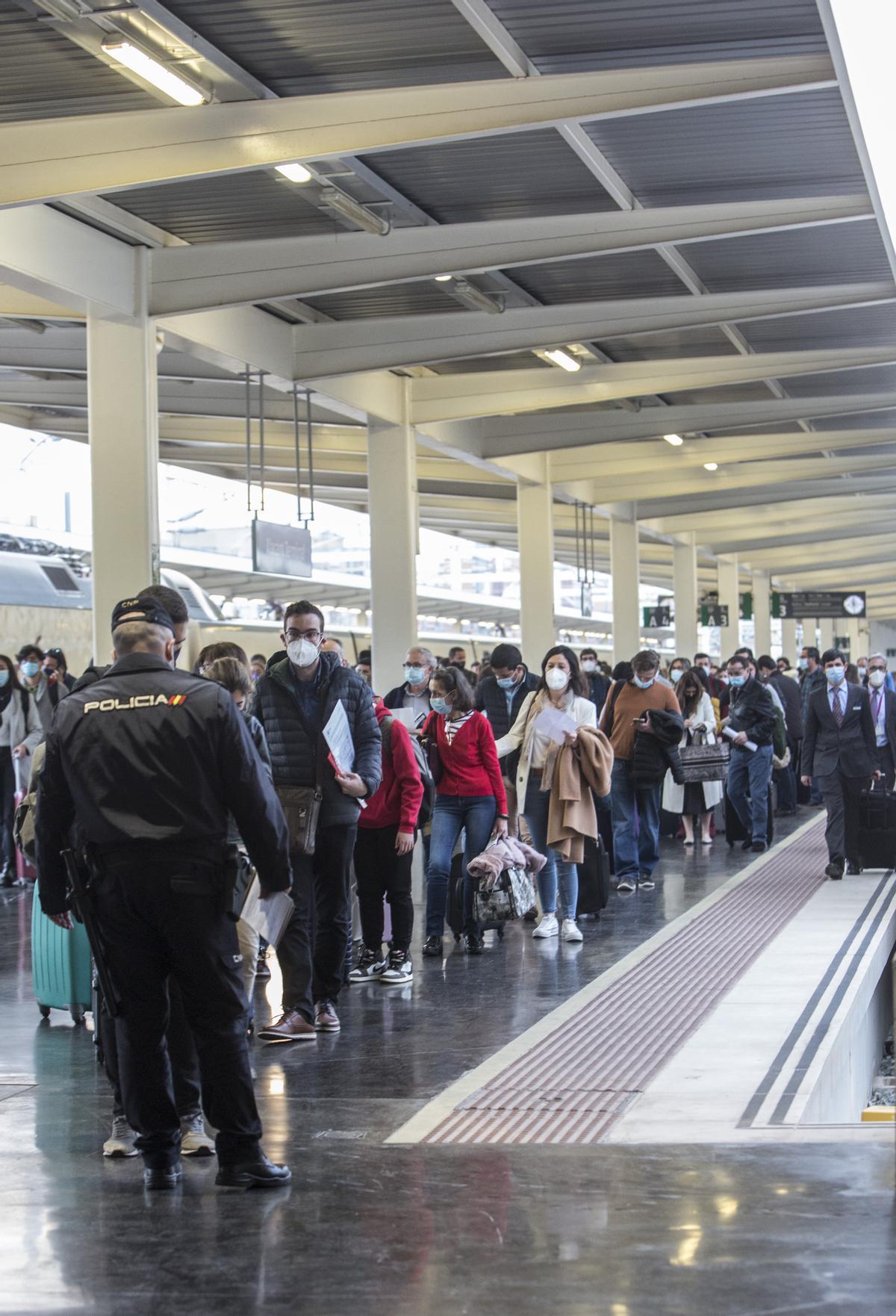 Controles de la Policía Nacional en la estación de Renfe en Alicante Controles de la Policía Nacional en la estación de Renfe en Alicante