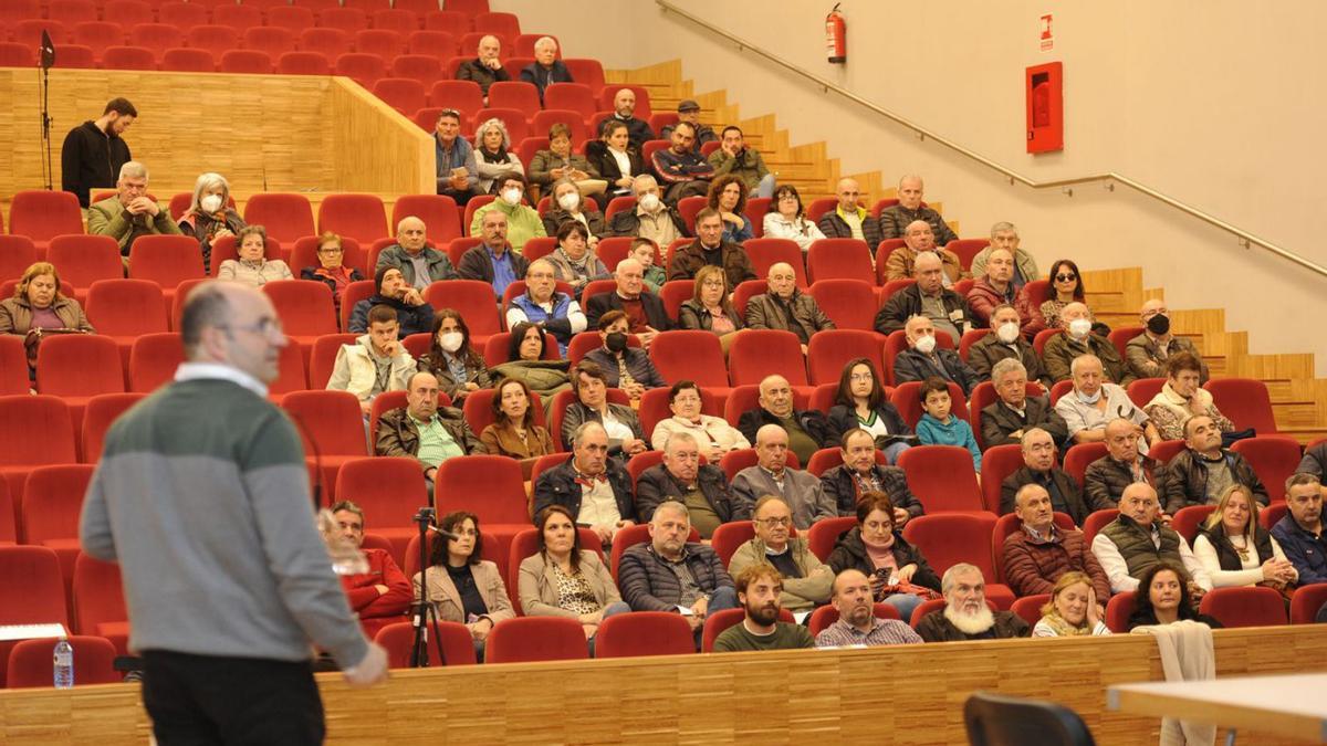 Las conferencias sobre el futuro del rural tuvieron lugar en el auditorio Manuel Costa Casares. |   // BERNABÉ/JAVIER LALÍN