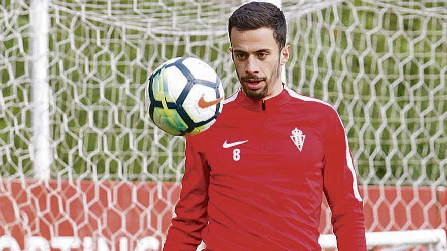 Hernán Santana, controlando el balón durante un entrenamiento.