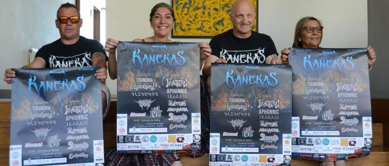 Marco Antonio Gandón, Victoria Portas, Roberto Varela y Aurora Prieto con el cartel del Kanekas. | // G.N.