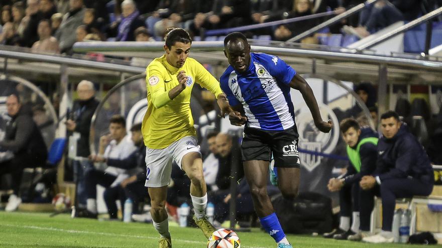 Kalvin Ketu conduce el balón durante el Hércules - Badalona Futur de la primera vuelta, en Alicante.