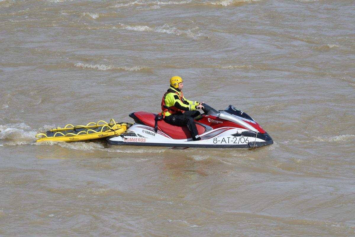 Equipos de bomberos, este fin de semana, reastreando el Ebro.