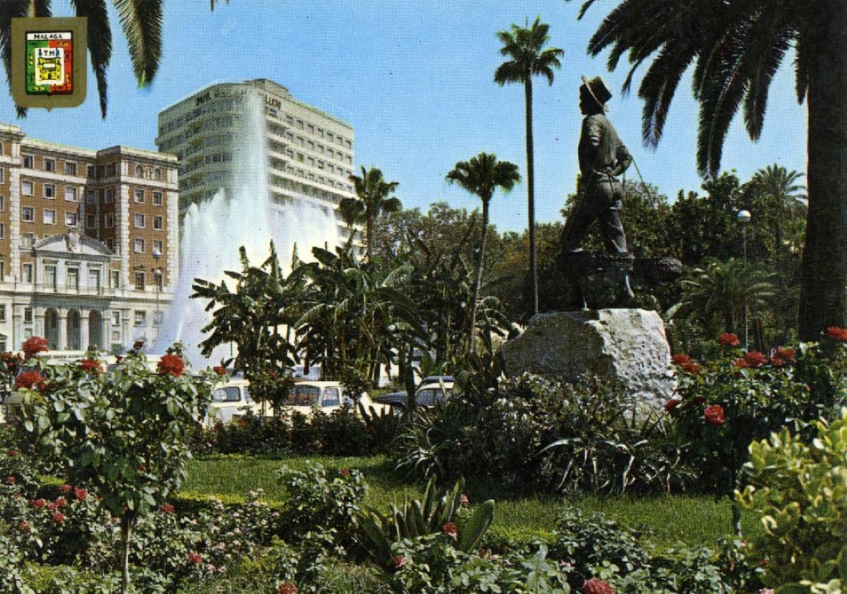 El Cenachero, en su emplazamiento original de la plaza de la Marina, en una postal de los años 60.