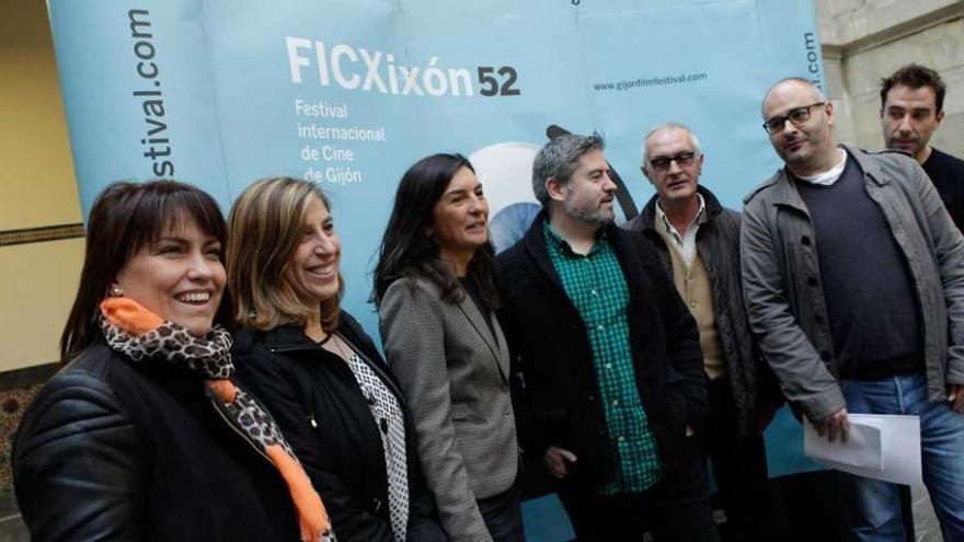 Por la izquierda, Elena de la Fuente, Teresa Sánchez, Ana Asenjo, Nacho Carballo, Luis Antonio Suárez, Pachi Poncela y Félix Corcuera, ayer.