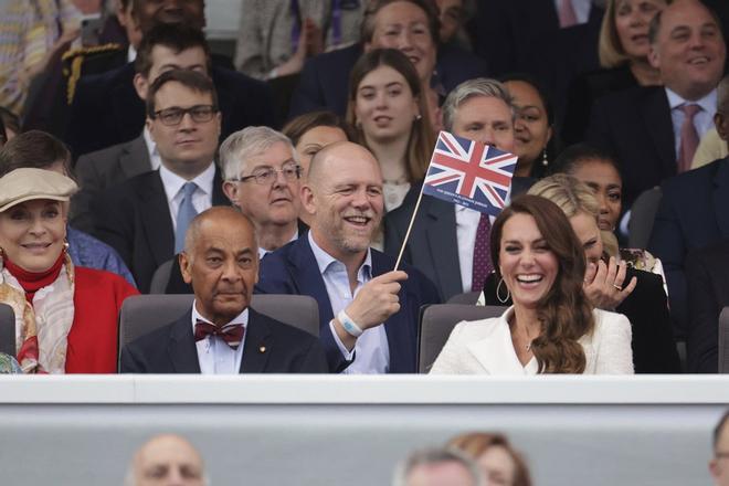 Kate Middleton con vestido blanco en el concierto por el jubileo de la reina Isabel II