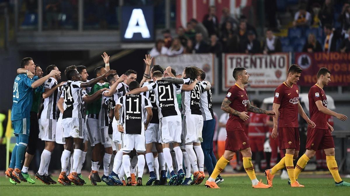 Los jugadores de la Juve celebran el título sobre el césped del Olímpico de Roma.