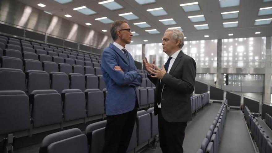 Fernando Suárez y Javier Terrados conversan ayer en el CEFC. | A.J.GONZÁLEZ