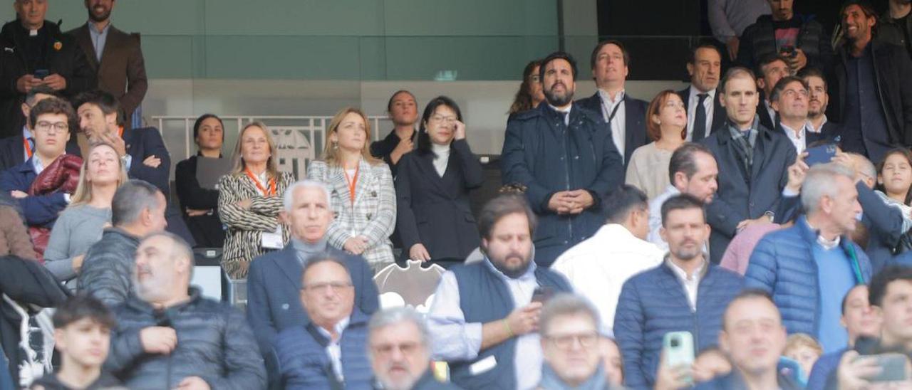 Layhoon Chan, presidenta, y el director corporativo y portavoz del club, Javier Solís, en el palco en el Valencia - Celta